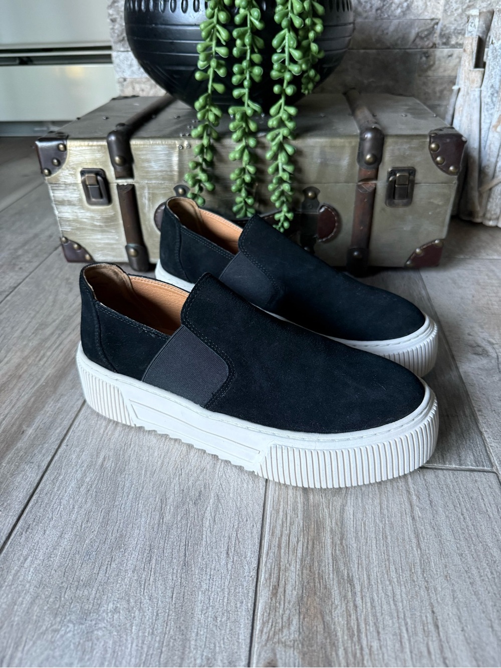 Crown Vintage Marlenna Black Platform Suede Casual Sneakers